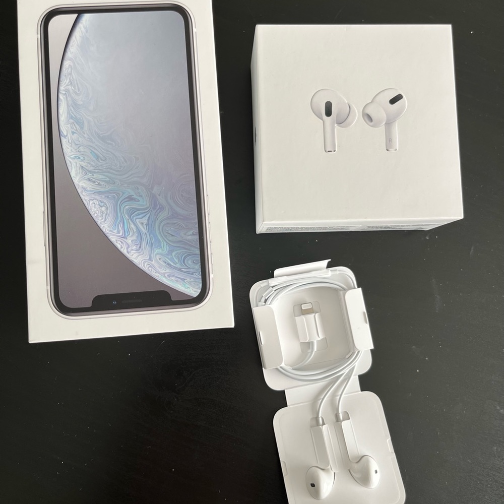 Apple Wired EarPods with Lightning Connector and boxes